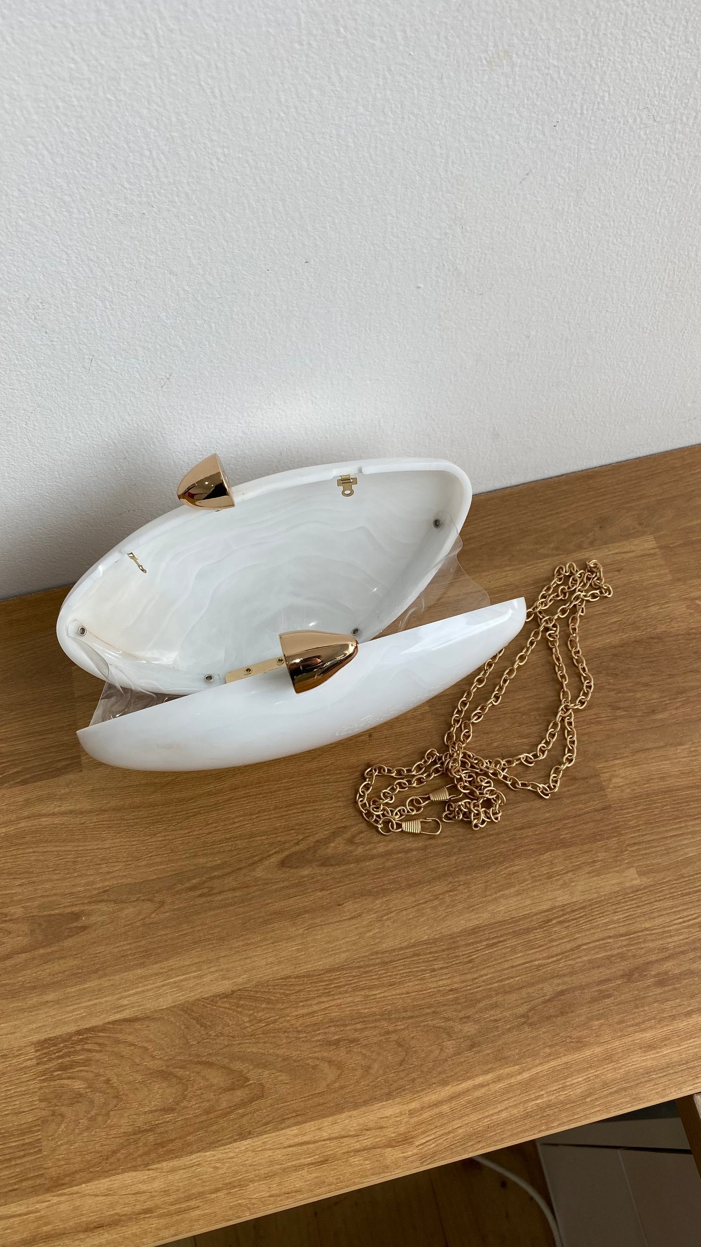Shell clutch, white